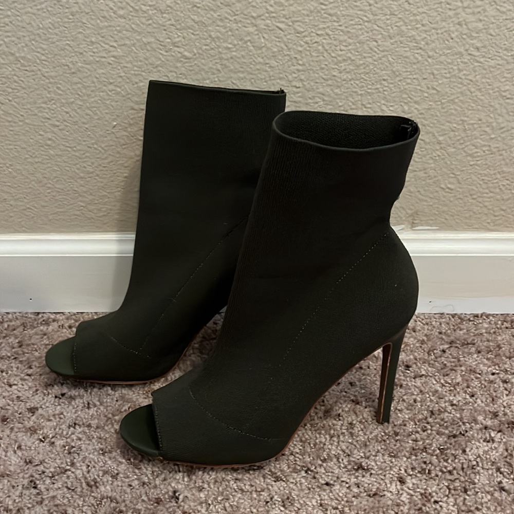 Steve Madden Cappy, Size 9, Color: Olive